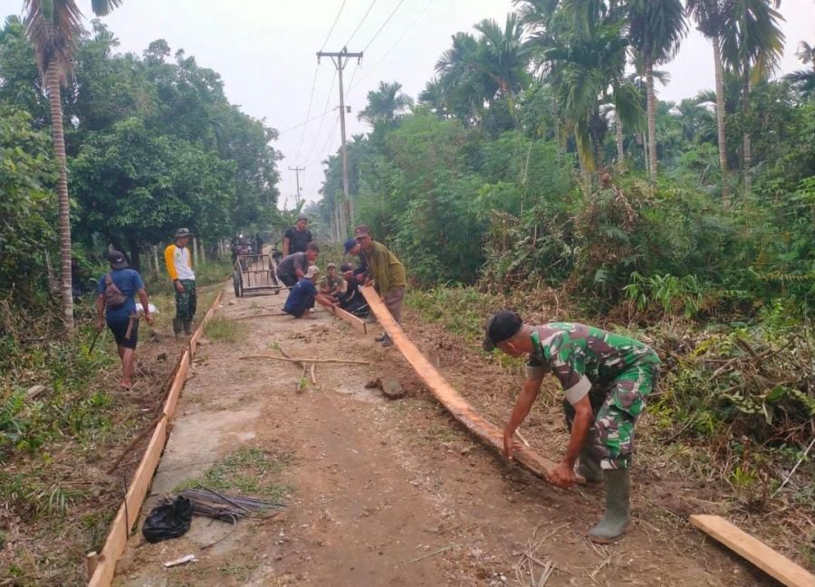 Serka Masri Babinsa 01/Tembilahan dan Warga Kompak Bergotong Royong Benahi Jalan