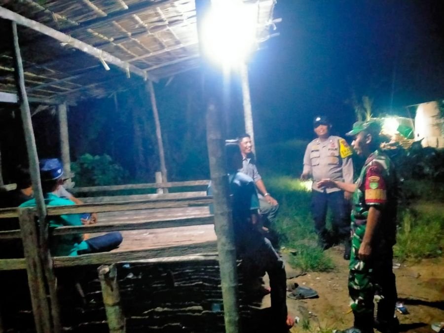 Serka Masri Babinsa 01/Tembilahan dan Bhabinkamtibmas Perkuat Keamanan Desa Lewat Patroli Malam