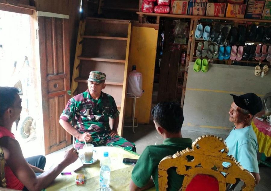 Serka Masri Babinsa 01/Tembilahan Gali Informasi Wilayah Lewat Dialog Bersama Warga