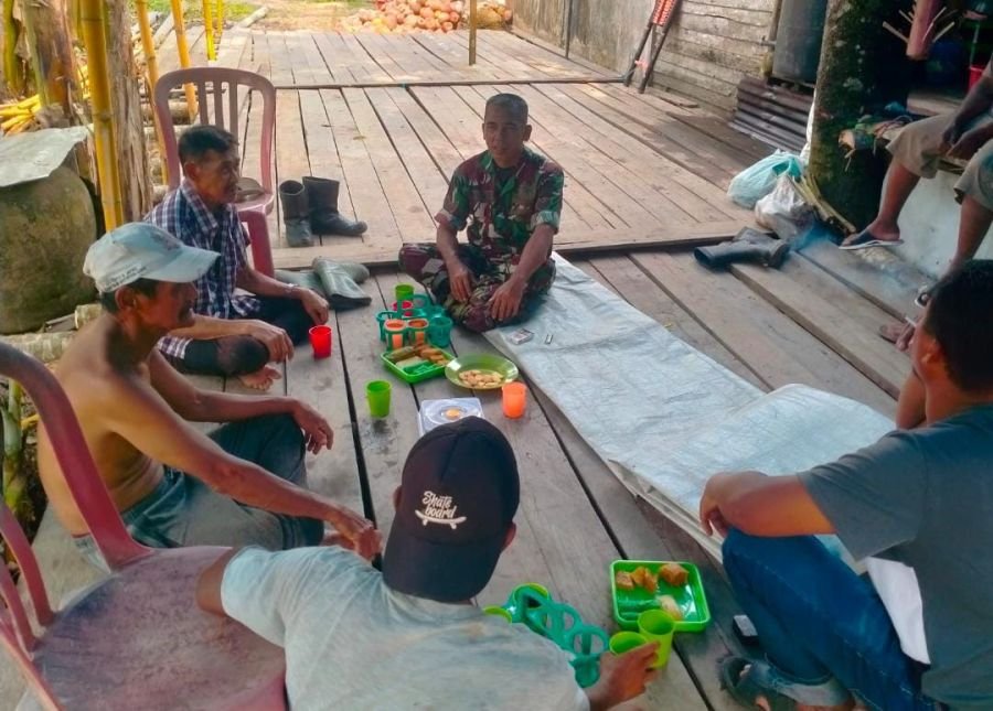 Serka Masri Babinsa 01/Tembilahan Hadir di Tengah Persiapan Hajatan, Pererat Kemitraan dengan Warga