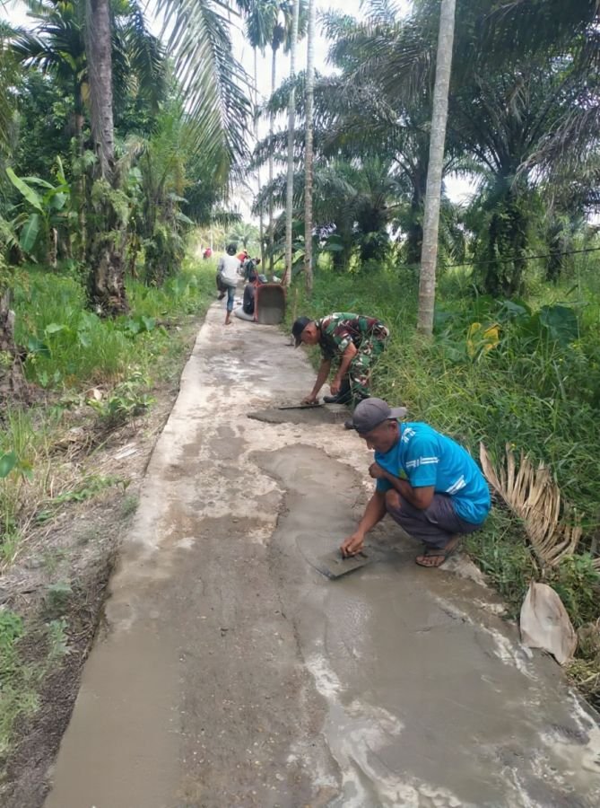 Serka Masri Babinsa 01/Tembilahan Pimpin Semenisasi Jalan Demi Keselamatan Warga