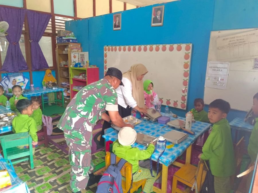 Serka Ng. Sipayung Dampingi MBG, Babinsa Bangun Kedekatan dengan Siswa