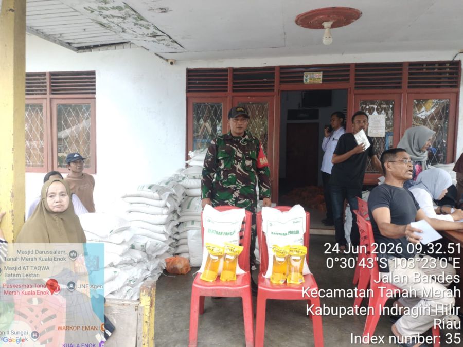 Serka P. Siregar  Anggota Koramil 02/TM, Kawal Bantuan Pangan, 1.539 KK di Tanah Merah Terima Beras