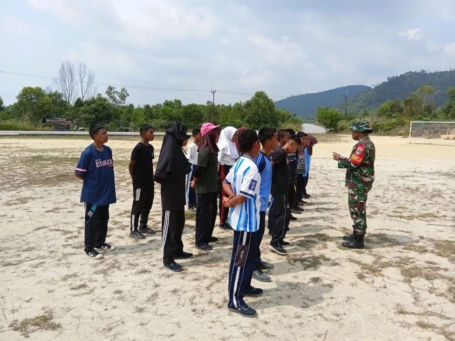 Serka Sarmo Gembleng Siswa SMP Pongkar Jelang Upacara 17 Agustus