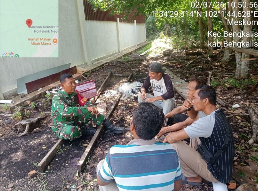 Serka Subarianto Babinsa Koramil 01/Bkls Memberikan Sosialisasi Tentang Pancasila di desa Binaan