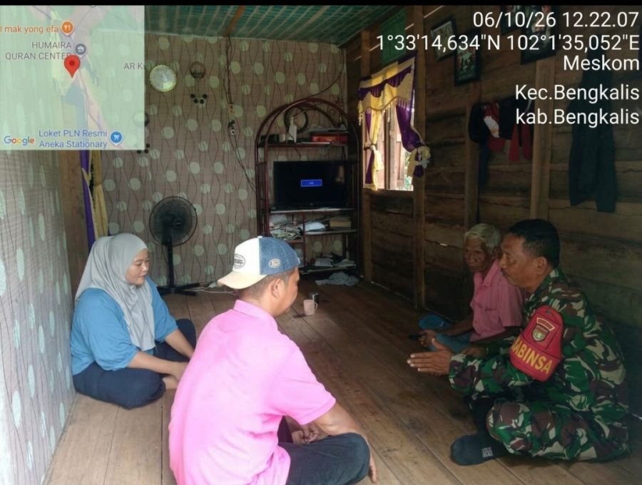 Serka Subarianto Babinsa Koramil 01/ Bengkalis Melaksanakan komsos Bersama warga Desa Binaan