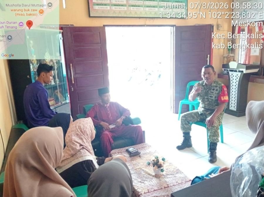Serka Subarianto Koramil 01 Bengkalis Melaksanakan Komsos Bersama Aparatur Desa Simpang  ayam