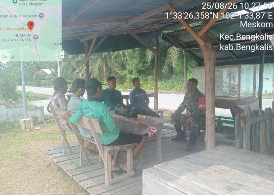 Serka Subarianto  Koramil 01/Bengkalis melaksanakan Komsos Bersama masyarakat di desa binaan