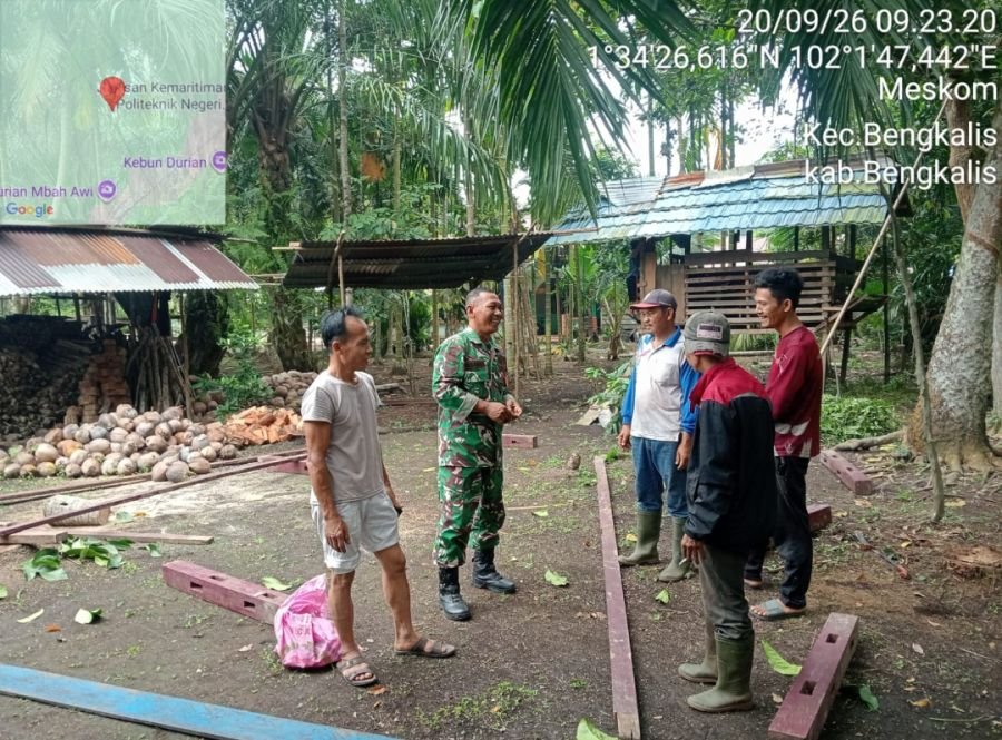 Serka Subarianto Koramil 01/Bengkalis Melaksanakan Komsos Bersama Masyarakat desa Simpang ayam