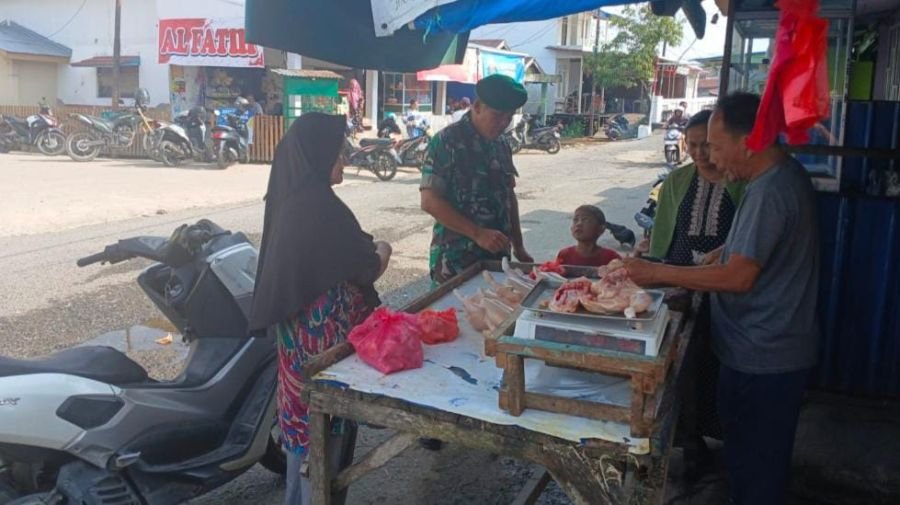Serka Surung Simbolon Babinsa 01/Tembilahan Cek Harga Ayam, Antisipasi Dampak Lonjakan Permintaan