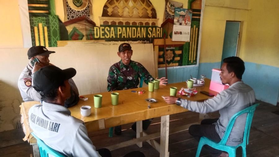 Serka Yadi Yanto Babinsa 07/Reteh Komsos Demi Sukseskan HUT RI ke-81 di Desa Pandan Sari