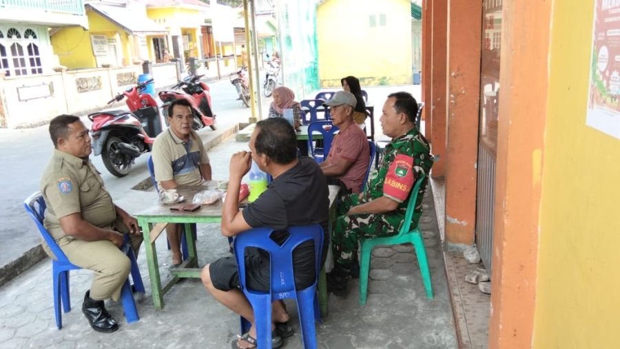 Serma amrialdi bersama satpol PP memberikan himbauan jangan membuang puntung rokok sembarangan