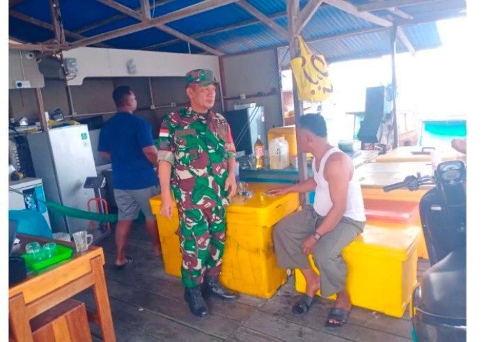 Serma F.A. Sihombing Komsos dengan Penampung Ikan, Ingatkan Nelayan Utamakan Keselamatan
