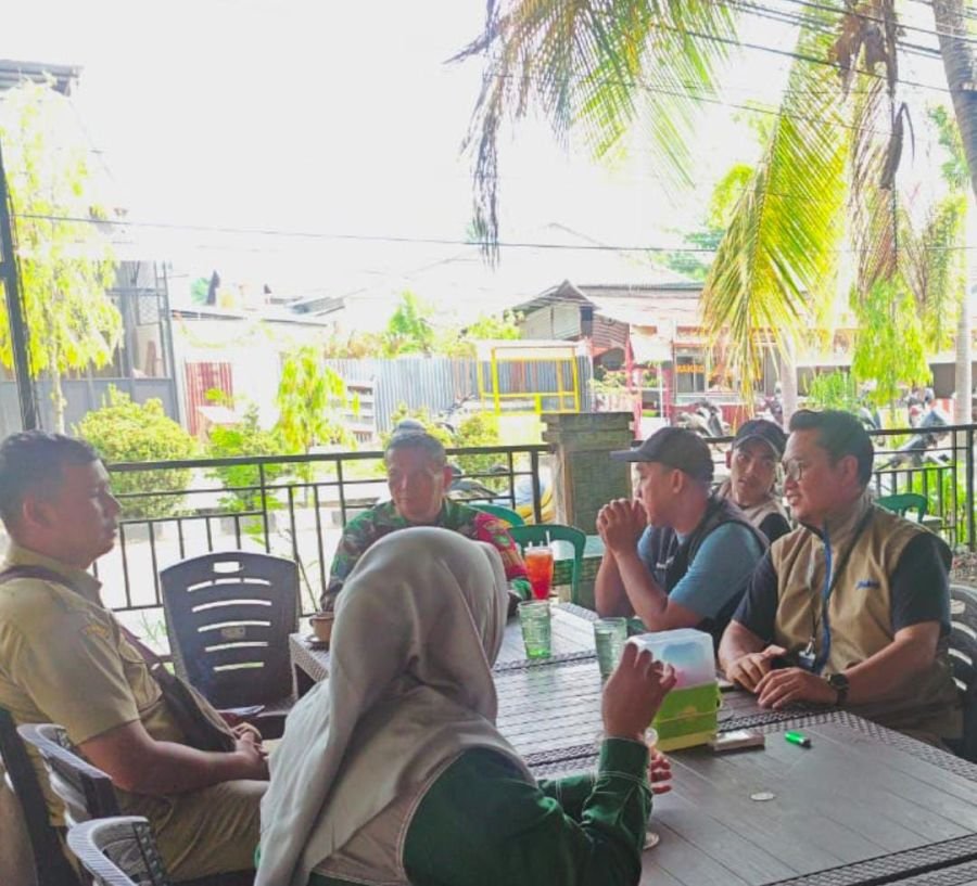 Serma Nuryadi Babinsa 01/Tembilahan Ajak Warga Tembilahan Kota Kibarkan Merah Putih