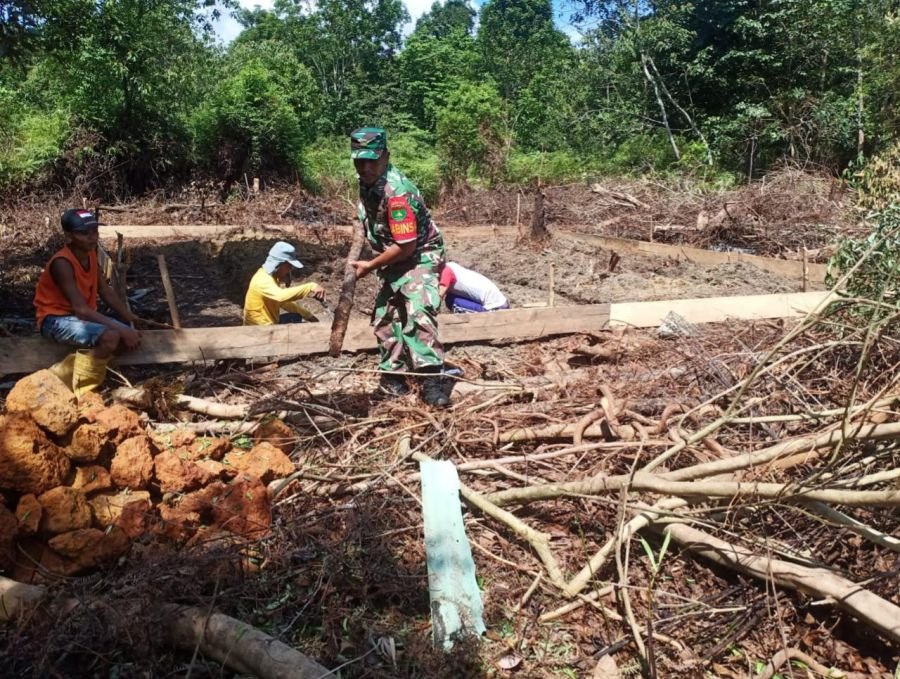 Serma Sahala Hutauruk, Babinsa Koramil 04/Dabo yang bertugas di Desa Sungai Harapan, Kecamatan Singk