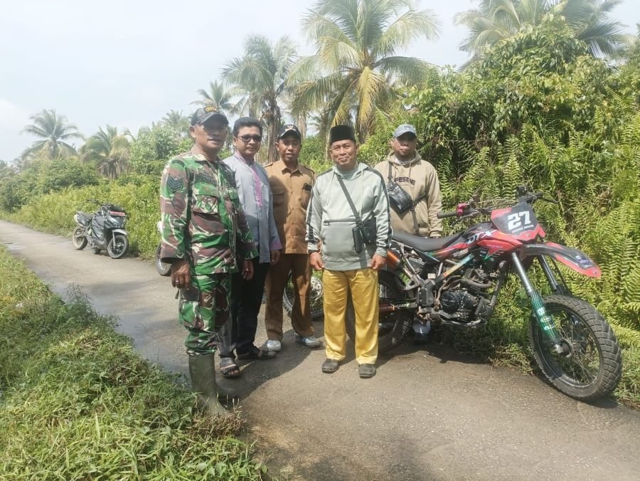 Serma Sugianto Bersama Aparat Desa Patroli Tapal BatasSisir Perbatasan Pelangiran–Tagagiri Tama Jaya