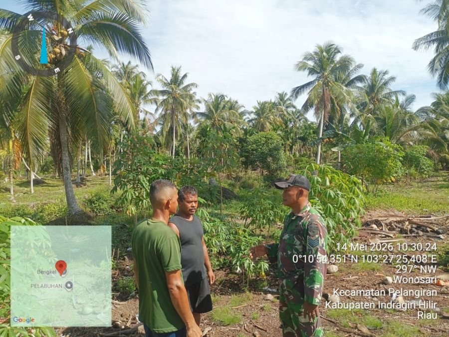 Serma Sugianto Patroli Perbatasan di Desa Wonosari, Pastikan Wilayah Aman