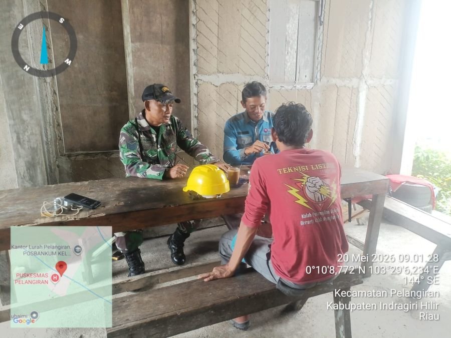 Serma Sugianto turun langsung mendampingi petugas PLN Maksimalkan layanan untuk warga Pelangiran