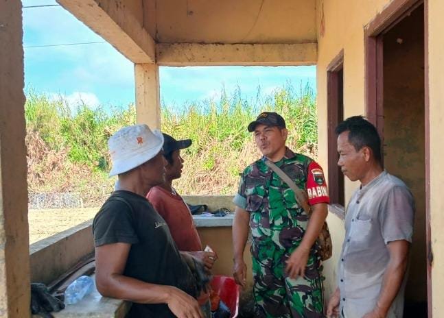 Serma Surung Simbolon Babinsa 01/Tembilahan Ingatkan Pekerja Bangunan Tak Abaikan Keselamatan Kerja