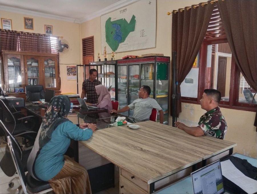 Serma Teni Maldes Bangun Komunikasi Aktif Bersama Perangkat Desa