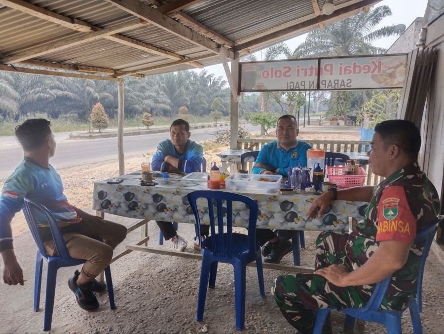 Serma Teni Maldes Bangun Komunikasi Bersama Camat dan Kades Geringging  Baru 