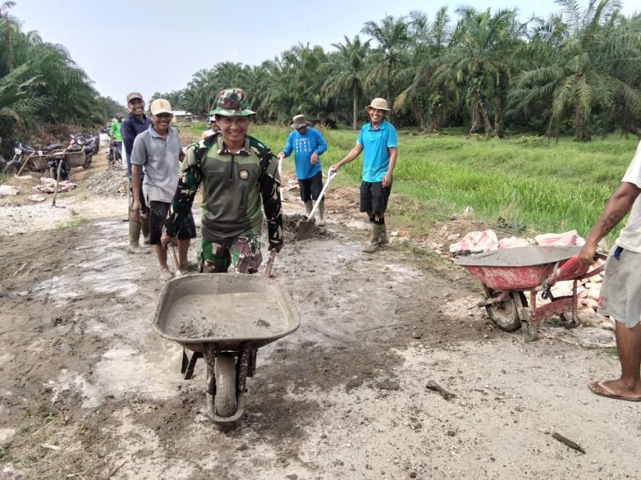 Serma Windi Bersama Warga Pekaitan Tetap Tersenyum Gembira Rampungkan Jembatan Garuda.