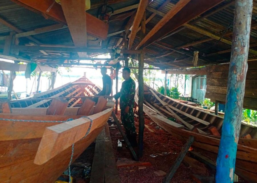 Sertu Abd Ali Sabri Babinsa Tembilahan Dorong Pengrajin Perahu Pompong Jaga Kualitas dan Keselamatan