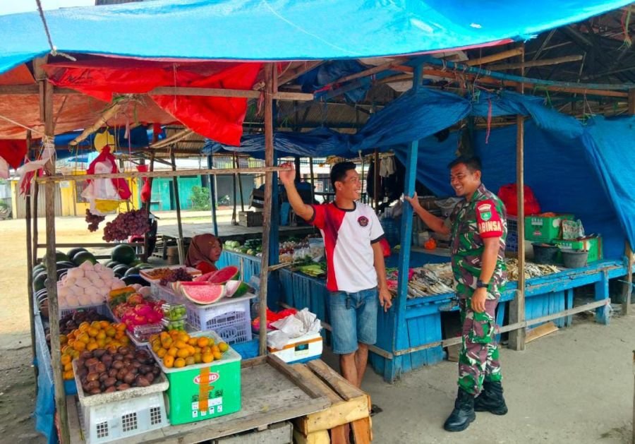 Sertu Abd. Ali Sabri Babinsa 01/Tembilahan Temui Pedagang Buah, Dorong Usaha Kecil Tetap Berkualitas