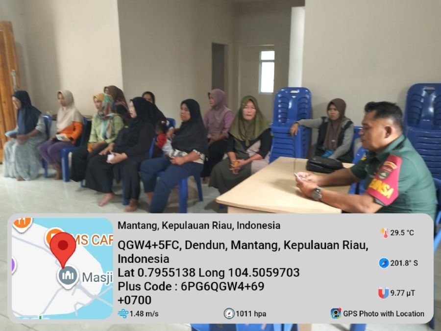 Sertu Aldestam Bantu Warga Kurang Mampu Daftar Melalui Aplikasi Perlinsos