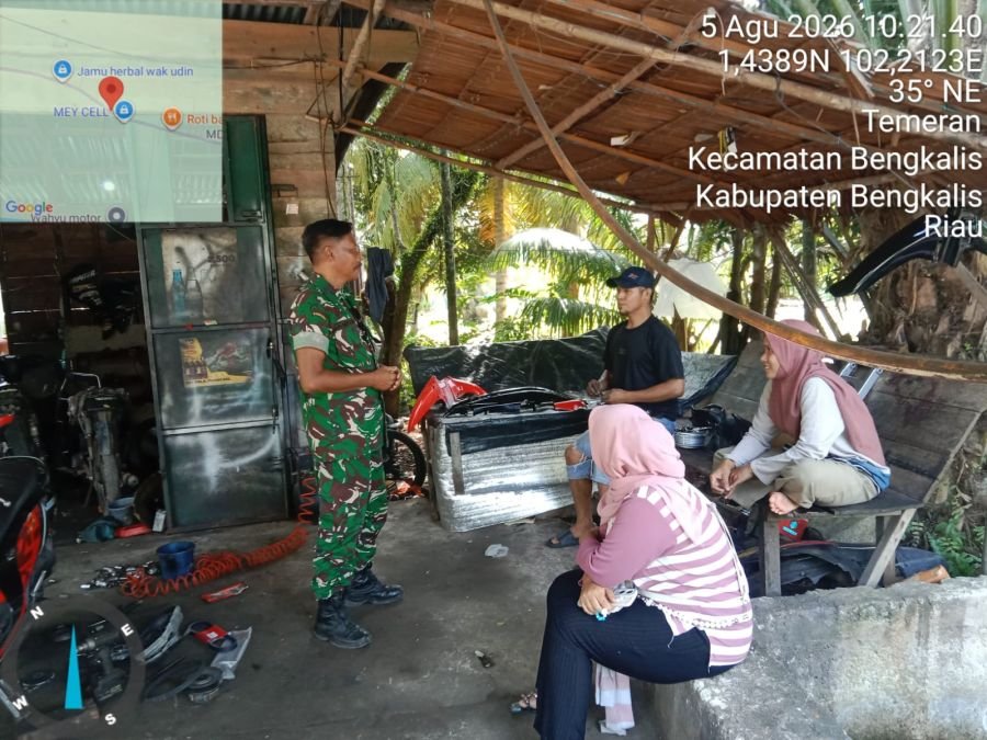 Sertu Amroni Laksanakan Komsos Bersama Masyarakat di Desa Temeran