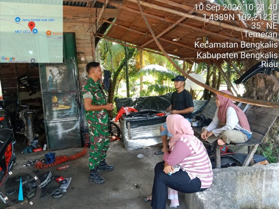 Sertu Amroni melaksanakan Komsos Kampung Pancasila di desa Damai