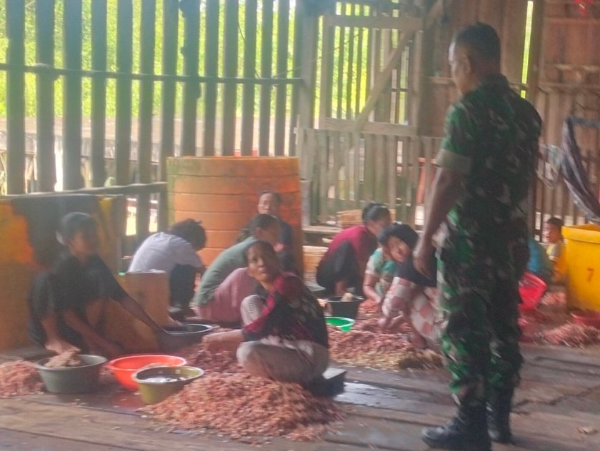 Sertu Andi Jusilah Cek Pelaku UMKM Pembuatan Terasi di Kepenghuluan Raja Bejamu.