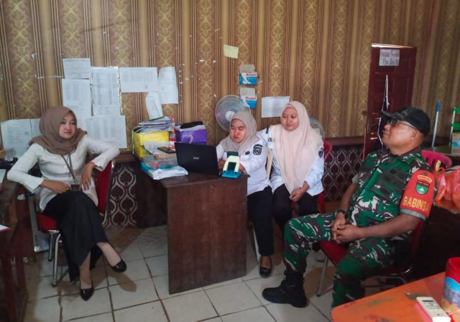 Sertu Anton Babinsa 01/Tembilahan Bangun Koordinasi Aktif Bersama Staf Kelurahan Tembilahan Hilir