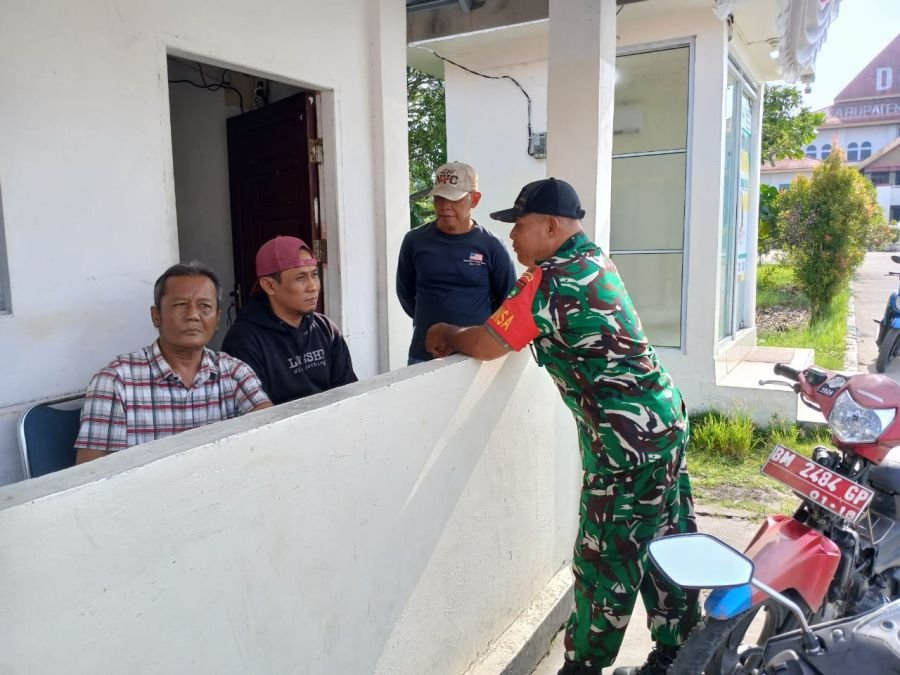 Sertu Anton Babinsa 01/Tembilahan Edukasi Tukang Ojek Disiplin Berlalu Lintas
