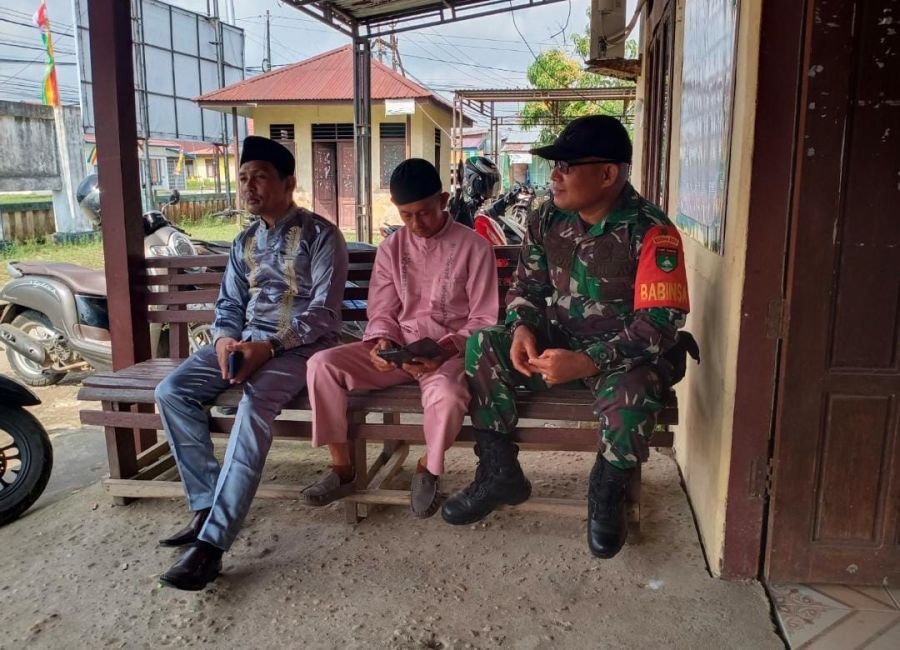 Sertu Anton Babinsa 01/Tembilahan Turun ke Warga, Bangun Komunikasi di Tembilahan Hilir