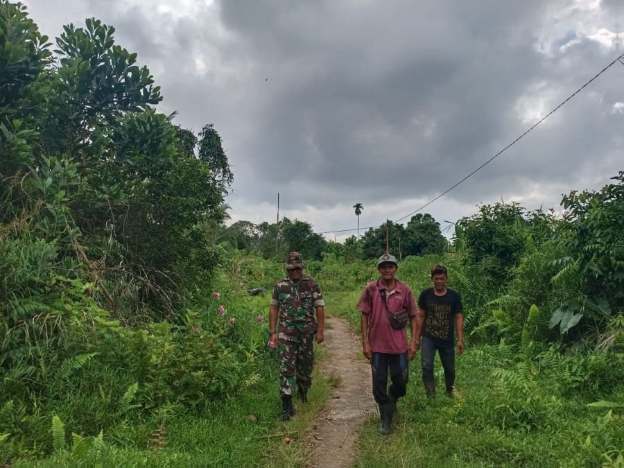 Sertu Anton Babinsa Koramil 01/Tbh Intensifkan Patroli Tapal Batas di Kelurahan Tembilahan Hilir