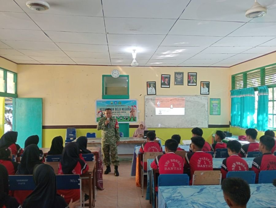 Sertu Armansah Berikan Materi Bela Negara kepada Siswa SMP Negeri 01 Bantan