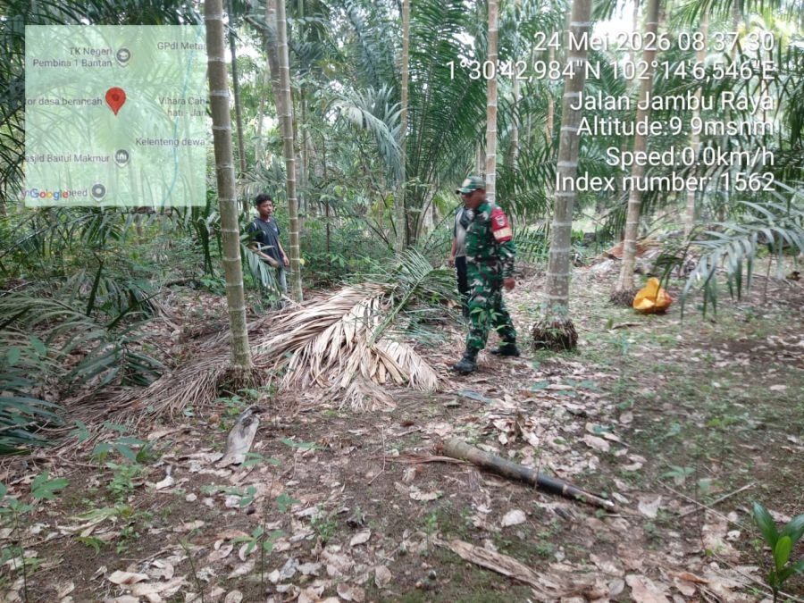 Sertu Armansyah dan Sertu Andi Kesuma tidak mengenal lelah, selalu melaksanakan patroli Karhutla rut