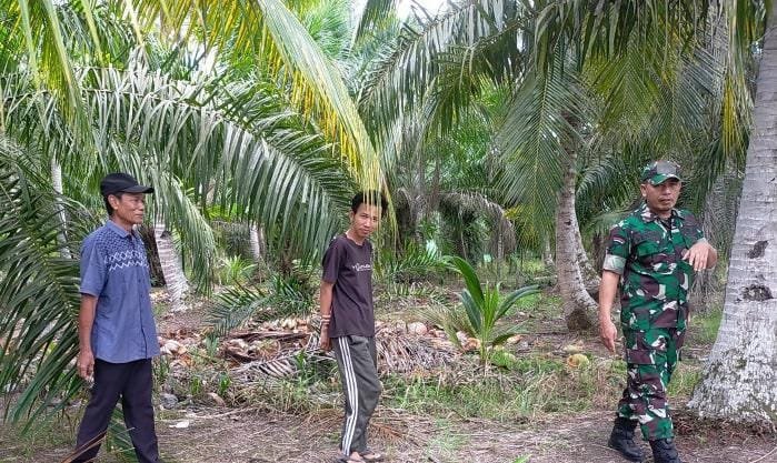 Sertu Bendri A Babinsa Koramil 07/Reteh Bersama Warga Patroli Tapal Batas di Pulau Kijang