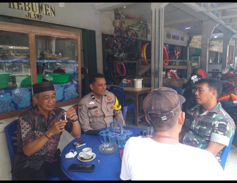 Sertu Bendri A Bersama Bhabinkamtibmas dan Tokoh masyarakat Komsos di Kelurahan Pulau Kijang