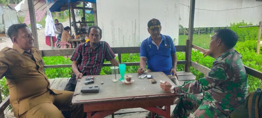 Sertu Bendri A Gelar Pengawasan SDM Dan Sosialisasi Karhutla Di Desa Seberang Pulau Kijang