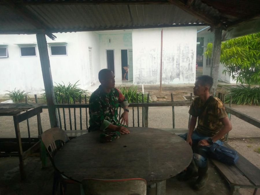 Sertu Budi Tarihoran Temui Buruh di Sanglar, Perkuat Kedekatan Babinsa dengan Warga