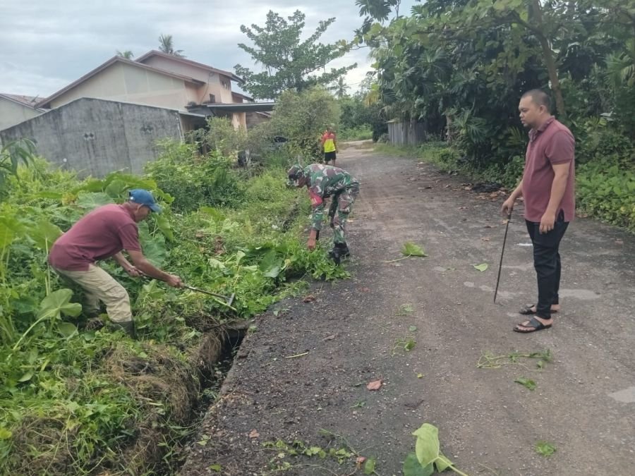 Sertu Deni Pimpin Goro Drainase, Lingkungan Sungai Beringin Dibersihkan