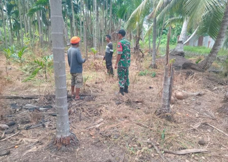 Sertu Deni Sutrisno Babinsa 01/Tembilahan Bersama Warga Laksanakan Patroli Karhutla