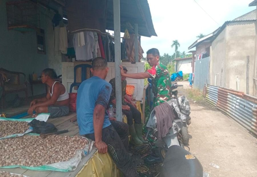 Sertu Deni Sutrisno Babinsa 01/Tembilahan Rangkul Pengepul Pinang, Perkuat Hubungan dengan Warga