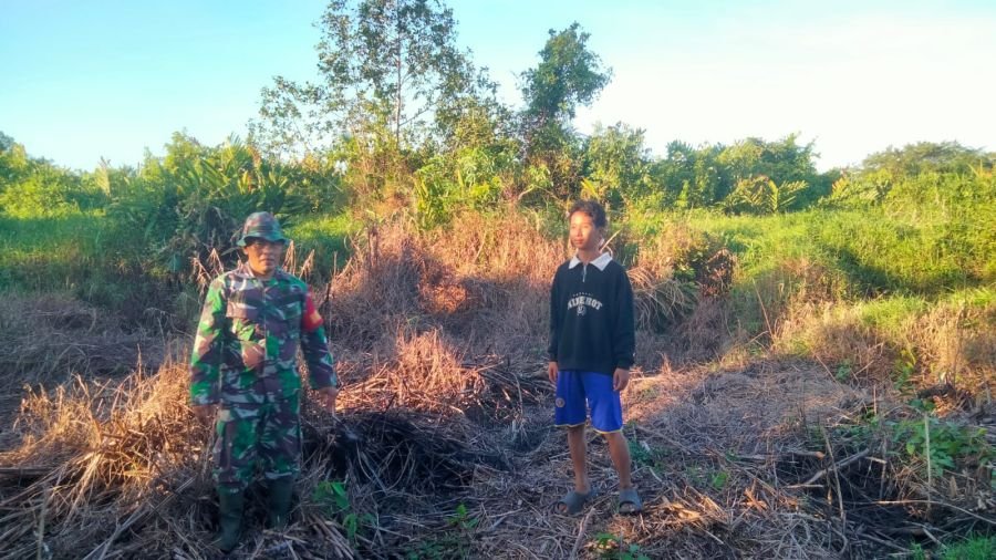 Sertu Dodi Eka Putra Amankan Tapal Batas Kelurahan Pelangiran, Pastikan Nihil Titik Api