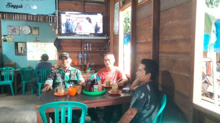 Sertu Dodi Eka Putra Babinsa Koramil 10/Pelangiran Ajak Warga Tingkatkan Kamtibmas Lewat Pengawasan