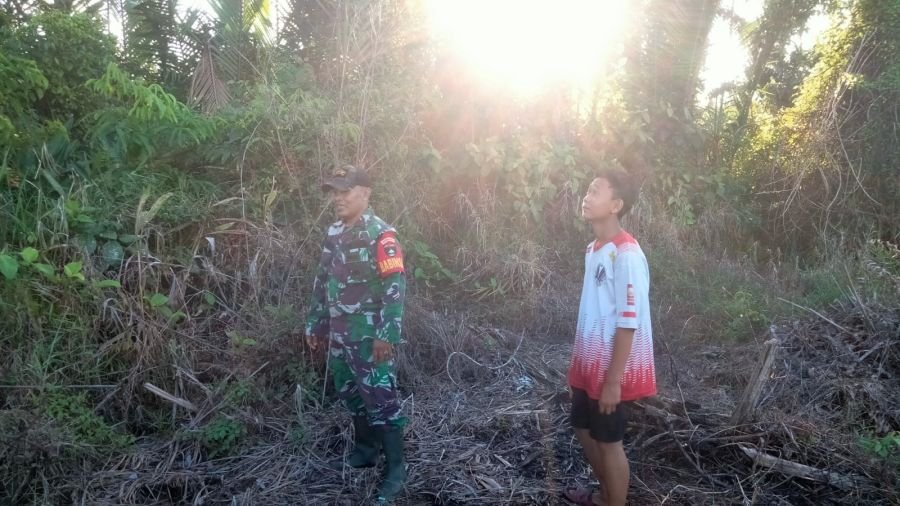 Sertu Dodi Eka Putra Laksanakan Patroli Tapal Batas, Pastikan Wilayah Kel.Pelangiran Bebas Titik Api