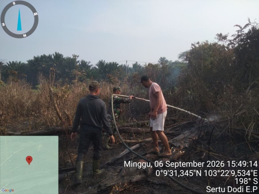 Sertu Dodi Eka Putra dan Tim Gabungan Perketat Pendinginan : Api Karhutla Padam, Asap Masih Mengepul