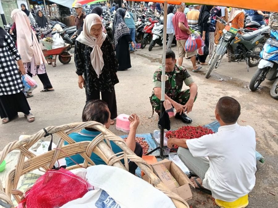 Sertu Dumen Siregar Cek Harga Sembako di Pasar Tradisional Cerenti, Pastikan Stabilitas Kebutuhan Po